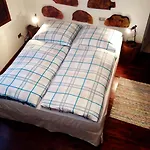 فندق مبيت وإفطار Geranios 3*